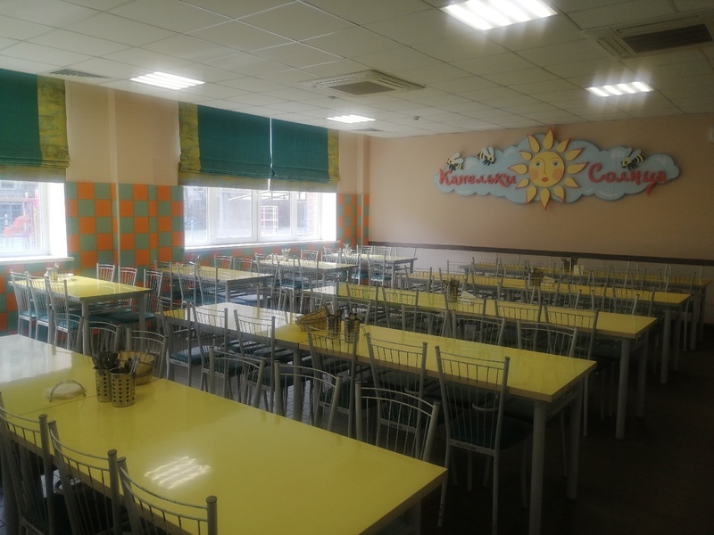 Школьная столовая в копусе начальной школы.